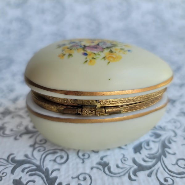 Boîte à œufs en porcelaine des années 50, 3,12 L x 2,12 L x 2,25 H