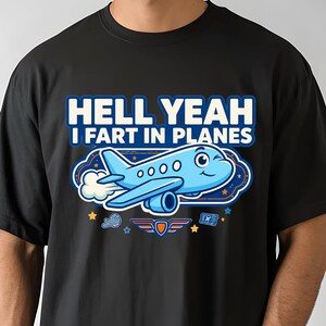 Puede incluir: Una camiseta negra de manga corta con un gráfico de un avión de dibujos animados azul claro y el texto HELL YEAH I FART IN PLANES en letras blancas en negrita. El diseño incluye pequeñas estrellas, un icono de billete y un emblema alado.