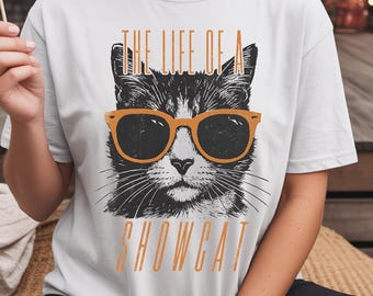 Koszulka Comfort Colors® The Life of a Showcat, koszulka z zabawnym nadrukiem „Vintage Cat Showgirl Era”, koszulka z okularami przeciwsłonecznymi Vintage Cool Cat, strój na koncert fanów TS.
