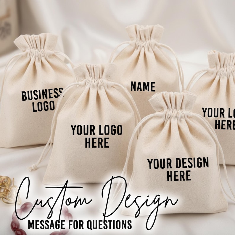 Może przedstawiać: Kolekcja beżowych torebek ze sznurkiem i czarnym tekstem. Torby są oznaczone frazami takimi jak "BUSINESS LOGO", "YOUR LOGO HERE" i "YOUR DESIGN HERE". Widoczne są r&oacute;wnież słowa "Custom Design" i "MESSAGE FOR QUESTIONS".