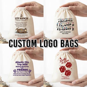 Może przedstawiać: Cztery niestandardowe torby z logo wykonane z naturalnego pł&oacute;tna. Każda torba ma unikalny design: logo firmy wydobywczej, sznur światełek z literami, motyw podr&oacute;żniczy i kostki z napisem "Lucky in Love."