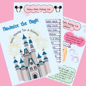 以下が含まれることがあります： 水色のディズニーパークス パッキングリスト。お城のイラスト、花火、ミニーマウスの耳が描かれています。リストには、シャボン玉の杖、冷却タオル、ママフックなどのアイテムが含まれています。追加のメモが含まれています。