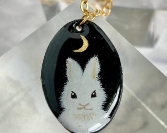Lapin des neiges peint à la main avec collier pendentif lune, art portable unique, art miniature, joli cadeau fait main
