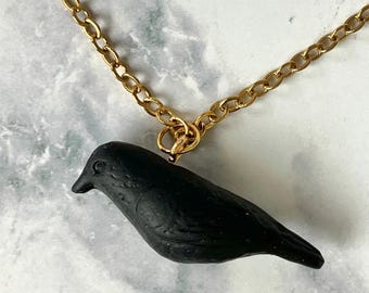 Collier pendentif corbeau noir sculpté à la main, art portable unique, art miniature, joli cadeau fait main, bijoux corbeau