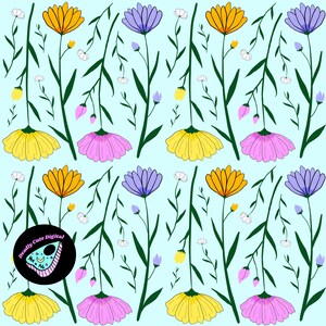 Può includere: Motivo ripetuto di fiori colorati su sfondo azzurro. I fiori sono gialli, viola e rosa, con steli e foglie verdi. Il design include piccoli fiori bianchi e un logo "Deadly Cute Digital".