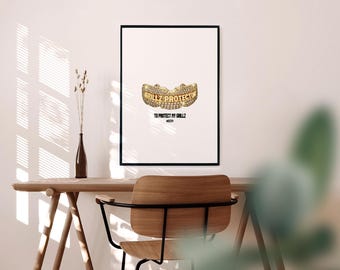 Puede incluir: Impresión artística enmarcada con un diseño de grillz dorado y el texto "GRILLZ PROTECTIN" y "TO PROTECT MY GRILLZ". La obra de arte se muestra sobre un fondo blanco con un marco negro, colocada sobre un escritorio de madera.