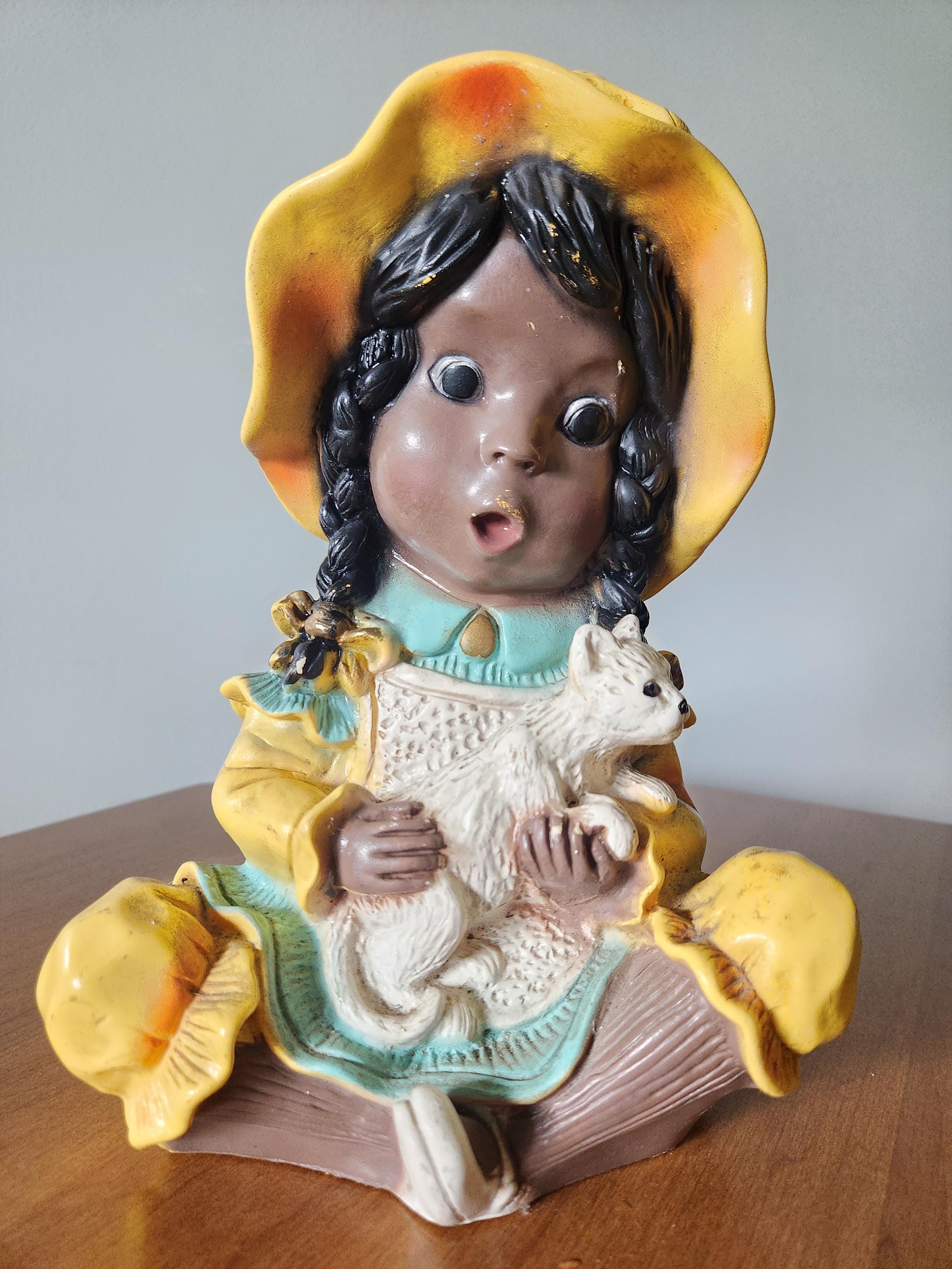 置物 Vintage ceramic figurin Vintage 1974 Universal Statuary Chalkware Girl in Yellow Dress Hat