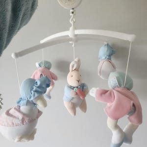 Móvil musical de cuerda para cuna de bebé, modelo vintage "My First Peter Rabbit & Friends" (Mi primer Peter Rabbit y sus amigos), en perfecto estado de funcionamiento.