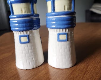 Salero y pimentero de cerámica vintage azul y blanca con forma de faro, decoración náutica para la cocina, la playa o el lago.