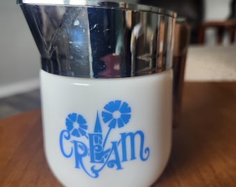 Vintage Gemco Blå Delft Blomma Blåklint Vit Mjölkglas Gräddkanna med Silver Plastlock Gräddservis