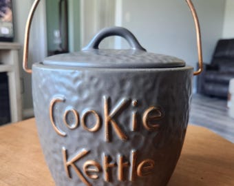 Tarro para galletas de cerámica vintage Mc Coy con asa de latón dorado. Muy buen estado. MCM (Método de la Media Luna).