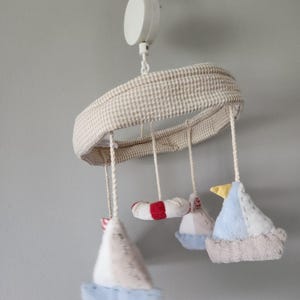 Vintage Pottery Barn Baby Barn Segelbåt Mobil Spjälsäng Barnrum Nautisk Brun Blå Vit Röd Med Låda Leker "Ro, Ro, Row Your Boat"