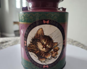 Jarra de leche vintage de hojalata con forma de gatito durmiendo con osito de peluche, decoración de granja de metal kitsch de 5 pulgadas