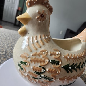 Puede incluir: Taza de cerámica blanca con asa negra y la frase "But First, Coffee" en tipografía manuscrita. Ideal para bebidas calientes. Capacidad estimada entre 312-425 ml. Un artículo de cocina común.