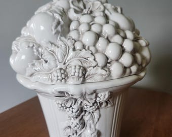 Barattolo per biscotti in ceramica smaltata bianca stile vintage topiaria Bella Casa, con cestino di frutta scolpito a rilievo.