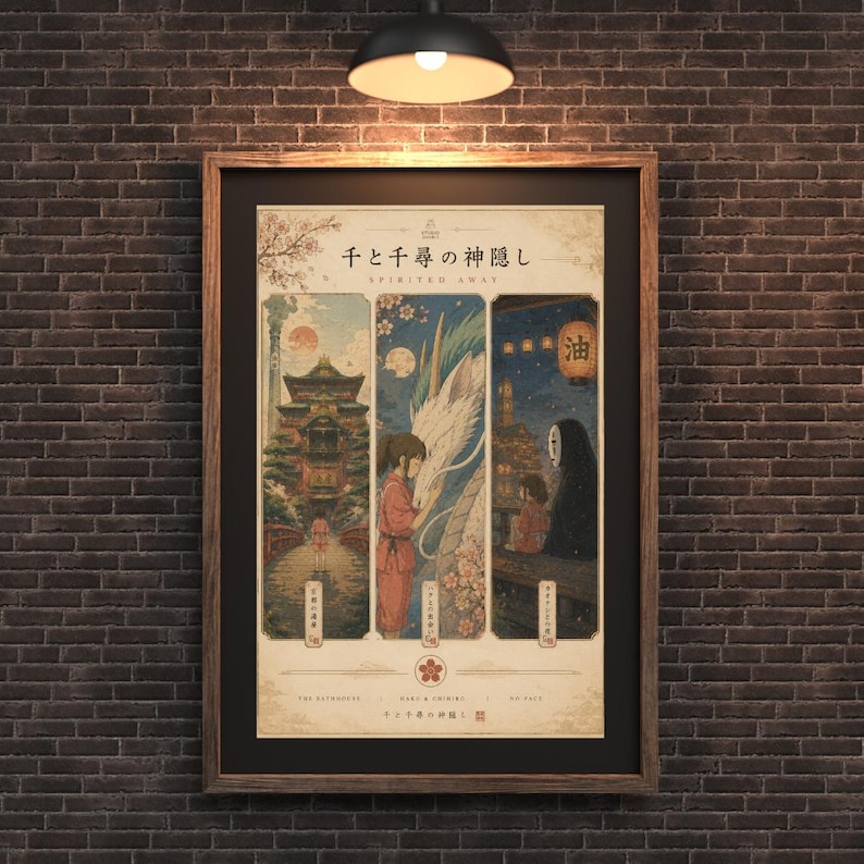 K&ouml;nnte beinhalten: Gerahmtes Poster mit Kunstwerken aus dem Zeichentrickfilm "Chihiros Reise ins Zauberland". Das Poster hat drei vertikale Tafeln mit farbenfrohen Illustrationen von Charakteren und Szenen. Das Poster befindet sich in einem dunklen Holzrahmen und h&auml;ngt an einer Backsteinmauer.