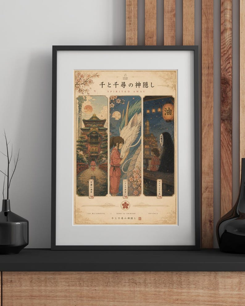 K&ouml;nnte beinhalten: Gerahmter Kunstdruck mit drei Tafeln japanischer Illustrationen aus "Chihiros Reise ins Zauberland". Die Tafeln zeigen Szenen mit einem Geb&auml;ude, einem Drachen und Figuren. Das Kunstwerk hat einen Vintage-Stil und ist in einem schwarzen Rahmen.