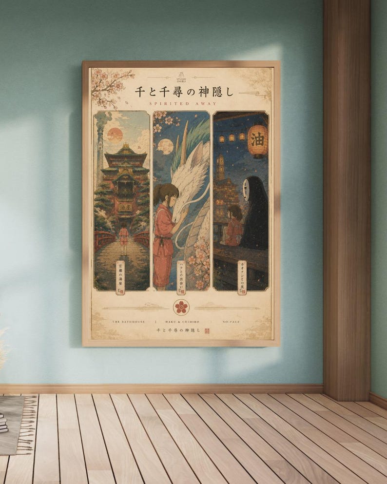 K&ouml;nnte beinhalten: Ein gerahmtes Poster mit Kunstwerken aus dem Animationsfilm "Chihiros Reise ins Zauberland". Das Kunstwerk ist in drei Tafeln mit japanischem Text und Illustrationen von Charakteren und Szenen aus dem Film unterteilt. Das Poster wird an einer hellblauen Wand gezeigt.