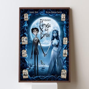 以下が含まれることがあります： ティム・バートン監督の「コープスブライド」の映画ポスター。ジョニー・デップとヘレナ・ボナム＝カーターが出演。満月の前で手をつないでいるアニメのキャラクターが描かれており、フレームの周りにはキャラクタータグが付いています。