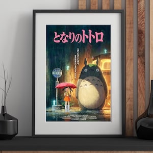K&ouml;nnte beinhalten: Gerahmtes Poster mit dem Zeichentrickfilm "Mein Nachbar Totoro". Das Kunstwerk zeigt ein junges M&auml;dchen mit einem roten Regenschirm, das neben einer gro&szlig;en, pelzigen Kreatur in einer regnerischen Szene steht. Japanischer Text ist oben sichtbar.