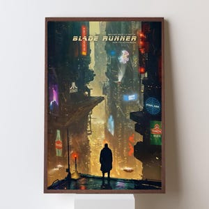 Può includere: Un poster incorniciato con un paesaggio urbano futuristico del film "Blade Runner". L'opera raffigura una figura solitaria in un cappotto scuro che osserva un paesaggio urbano illuminato al neon. Il poster include il testo "Blade Runner" e vari loghi di marchi.