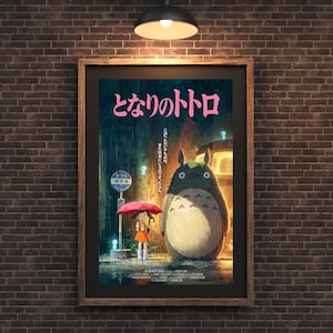 K&ouml;nnte beinhalten: Gerahmtes Poster mit dem Anime-Film "Mein Nachbar Totoro". Das Kunstwerk zeigt Totoro, einen gro&szlig;en Waldgeist, der im Regen steht, mit einem kleinen M&auml;dchen, das einen Regenschirm h&auml;lt. Japanischer Text ist oben sichtbar.