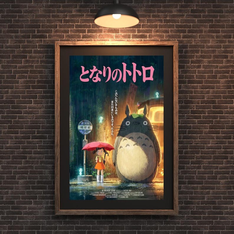 K&ouml;nnte beinhalten: Gerahmtes Poster mit dem Anime-Film "Mein Nachbar Totoro". Das Kunstwerk zeigt Totoro, einen gro&szlig;en Waldgeist, der im Regen steht, mit einem kleinen M&auml;dchen, das einen Regenschirm h&auml;lt. Japanischer Text ist oben sichtbar.