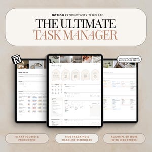 Könnte beinhalten: Eine digitale Notion-Produktivitätsvorlage, die eine Task-Manager-Oberfläche auf drei Tablets zeigt. Das Design zeigt den Text "THE ULTIMATE TASK MANAGER" und beinhaltet ein automatisiertes Benachrichtigungscenter, Zeiterfassung und Fristerinnerungen.