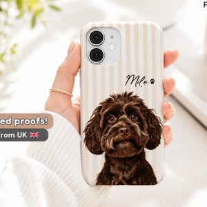 Può includere: Custodia per telefono con un ritratto di cane marrone, il nome "Milo" e un'impronta di zampa. La custodia ha un motivo a righe verticali beige e bianco. L'immagine è di un cane.