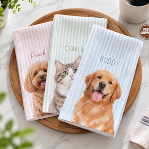 Pode incluir: Três panos de prato retangulares com riscas verticais em rosa pastel, verde menta e azul claro. Cada pano apresenta um retrato realista de um animal de estimação e um nome: um caniche castanho chamado Peach, um gato malhado chamado Charlie e um golden retriever chamado Buddy.