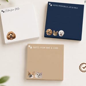 Può includere: Tre blocchi per appunti quadrati in bianco, blu navy e beige. Ognuno presenta icone di impronte di zampe, testo personalizzato come "Notes from Mila", "Notes from Bella, Leo & Nala" e "Notes from Max & Luna" e ritratti realistici di animali.