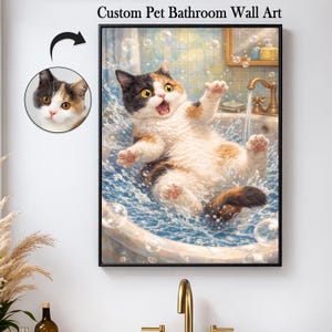 Op de afbeelding: Een set van drie keramische mokken met een gespikkelde, matte afwerking. De mokken zijn in de kleuren crème, lichtgrijs en donkergrijs. Elke mok heeft een eenvoudig, minimalistisch ontwerp en een afgeronde handgreep.