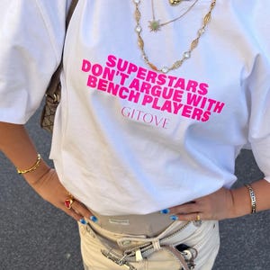 Camiseta "Las superestrellas no discuten", camiseta con cita para chicas seguras de sí mismas, camiseta de jefa, camiseta con estética motivacional, camiseta gráfica de moda para mujer