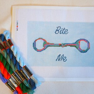 馬のビット「Bite Me」 - 手描きニードルポイントキャンバス