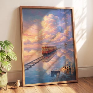 Può includere: Una stampa artistica incorniciata che raffigura un treno rosso che viaggia su binari sopra uno specchio d'acqua calmo. La scena include un cielo al tramonto con grandi nuvole soffici, riflessi sull'acqua e piccole figure su una banchina.