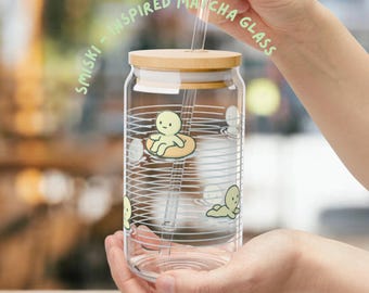 Matcha glazen beker 16oz - Smiski geïnspireerd met bamboe deksel en rietje | Kawaii-waterpatroonontwerp | Japans esthetisch drinkgerei cadeau