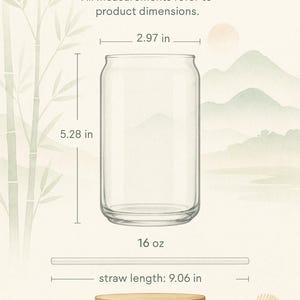 以下が含まれることがあります： 竹製の蓋、ストロー、抹茶の泡立て器が付いた、透明なガラス製の缶型タンブラー。タンブラーの幅は7.5cm、高さは13.4cm、容量は473mlです。ストローの長さは23cmです。サイズガイドが含まれています。