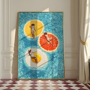 Impression d'art surréaliste de piscine d'été, femmes fantaisistes sur des fruits géants et des flotteurs d'oeufs au plat, affiche originale de Pop Art, décoration de plage moderne rafraîchissante