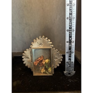 Vintage mexikansk plåt Nicho Shadowbox liten folkkonsthelgedom med torkade blommor