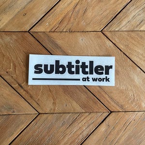 Subtitulador en el trabajo, pegatina de vinilo en blanco o negro.