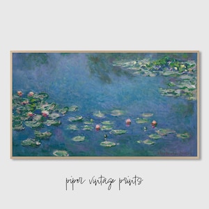 Op de afbeelding: Een ingelijste kunstdruk van een waterlelievijver, met een blauw en groen kleurenpalet. De schildering toont waterleliebladeren en roze waterlelies die op het wateroppervlak drijven. De tekst "piper vintage prints" staat onderaan.