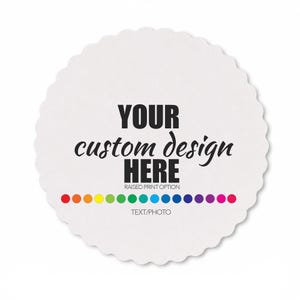Posavasos de papel personalizados con borde festoneado y estampado texturizado en relieve para eventos y marcas.