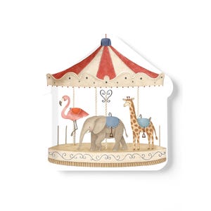 Könnte beinhalten: Eine skurrile Illustration eines Karussells mit einem Flamingo, einem Elefanten und einer Giraffe. Das Karussell hat ein rot-weiß gestreiftes Verdeck und dekorative Elemente. Die Tiere tragen Sättel.