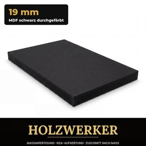 Könnte beinhalten: Eine rechteckige schwarze MDF-Platte mit einer Stärke von 19 mm. Der Text auf dem Bild lautet 19 mm MDF schwarz durchgefärbt, HOLZWERKER, MASSANFERTIGUNG, IKEA-AUFWERTUNG, ZUSCHNITT NACH MASS. Die Platte hat eine durchgehend matte schwarze Oberfläche.