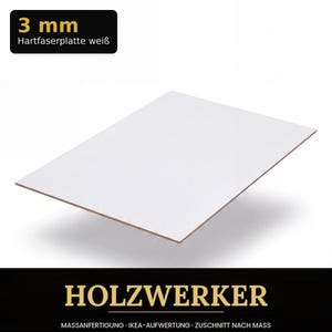Könnte beinhalten: Eine rechteckige, weiße Hartfaserplatte mit einer Stärke von 3 mm. Die Platte hat eine glatte, einfarbig weiße Oberfläche auf einer Seite und eine naturfarbene Holzkante, dargestellt in einem Winkel vor weißem Hintergrund.