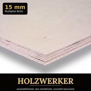 Könnte beinhalten: Eine helle Birkensperrholzplatte mit sichtbarer Schichtkante und einer Stärke von 15 mm. Die Oberfläche zeigt eine natürliche Holzmaserung. Ein schwarzes Etikett in der Ecke zeigt den Text 15 mm Multiplex Birke.