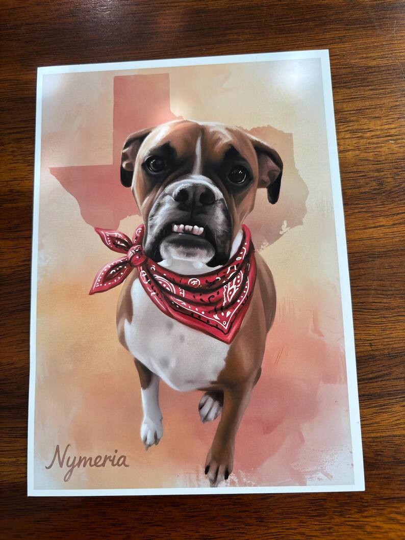 K&ouml;nnte beinhalten: Ein Portr&auml;t eines Boxerhundes mit rotem Halstuch, vor einem Hintergrund in Texas-Form. Der Hund, namens "Nymeria", hat braunes und wei&szlig;es Fell. Das Kunstwerk hat eine warme Farbpalette.