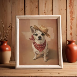 K&ouml;nnte beinhalten: Gerahmter Druck mit einem Chihuahua, der einen Cowboyhut und ein rotes Halstuch tr&auml;gt. Der Hintergrund zeigt eine Karte von Texas. Das Kunstwerk wird auf einer Holzoberfl&auml;che mit dekorativen Vasen pr&auml;sentiert.