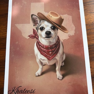 K&ouml;nnte beinhalten: Ein Druck mit einem Chihuahua, der einen Cowboyhut und ein rotes Bandana tr&auml;gt. Der Hund ist vor einem sepiafarbenen Hintergrund mit der Umrisslinie von Texas platziert. Das Wort "Khaleesi" ist unten in Kursivschrift geschrieben.