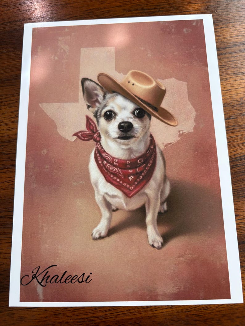 K&ouml;nnte beinhalten: Ein Druck mit einem Chihuahua, der einen Cowboyhut und ein rotes Bandana tr&auml;gt. Der Hund ist vor einem sepiafarbenen Hintergrund mit der Umrisslinie von Texas platziert. Das Wort "Khaleesi" ist unten in Kursivschrift geschrieben.